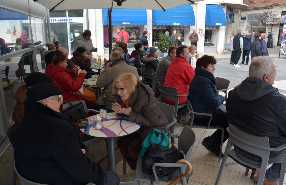 PULA, 31.12.2018. - ZADNJI DAN, TRZNICA, KAFIC KOD MILANASnimio Neven LAZAREVIC